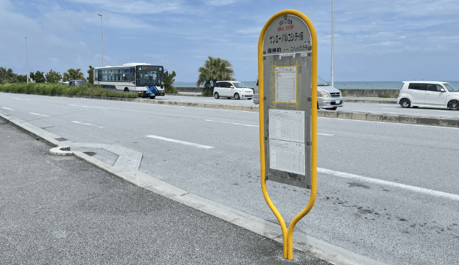 巴士站就在這個出入口外（設施側）。