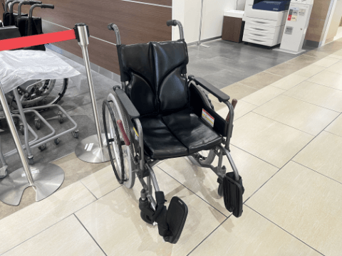 館內輪椅借用服務：走道旁可使用的輪椅