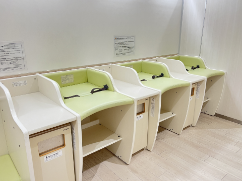 嬰兒照護室：換尿布台與洗手台一體​​