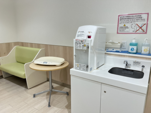 嬰兒照護室：換尿布台與洗手台一體​​