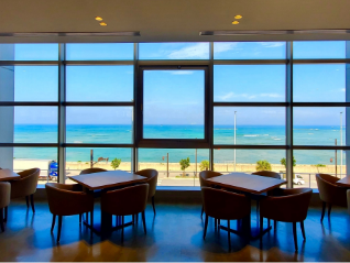 沖繩PARCO CITY美食廣場,窗邊座位眺望海景