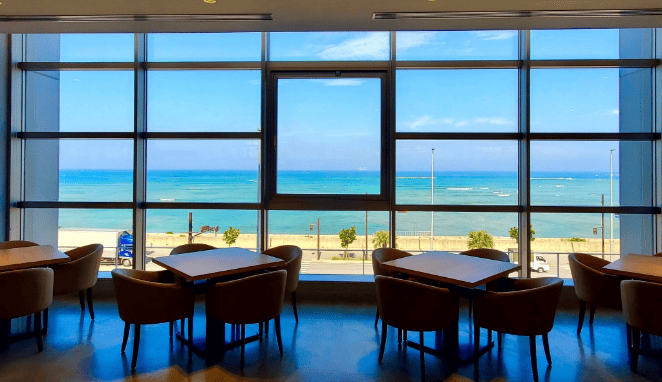 沖繩PARCO CITY美食廣場,窗邊座位眺望海景