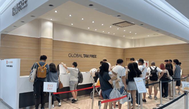 沖繩PARCO CITY免稅櫃檯人潮擁擠的場景