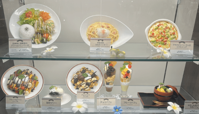 珈琲待夢甜點與餐點展示櫃