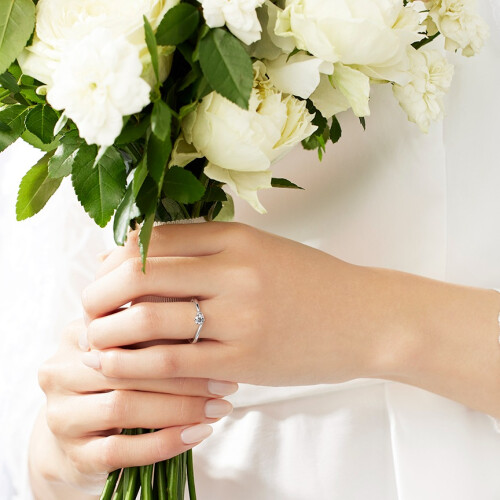 花言葉に想いをのせたエンゲージリング