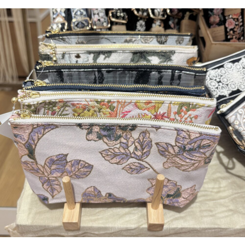 大人気のバッグ&ポーチ👜✨