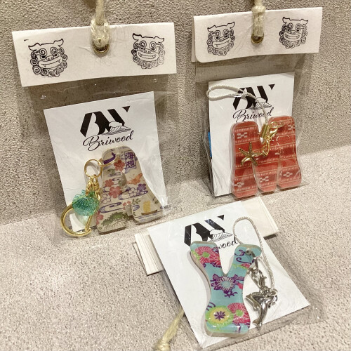 【沖縄土産にもおすすめ🌺】沖縄柄イニシャルキーホルダー