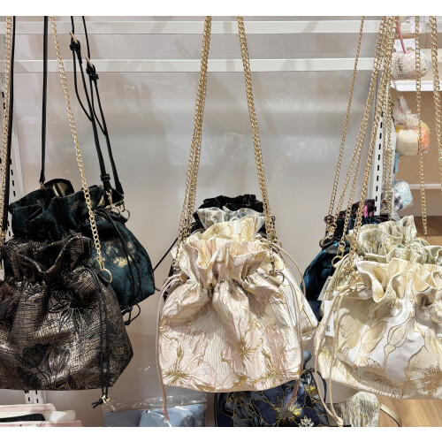 大人気のバッグ&ポーチ👜✨